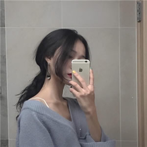女伤感黑暗拿着手机自拍头像 女生头像 第2张