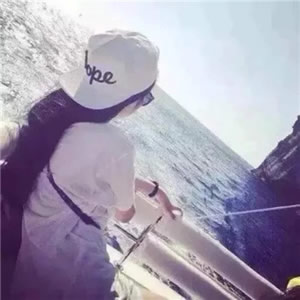微信头像女戴帽子背影 女生头像 第9张