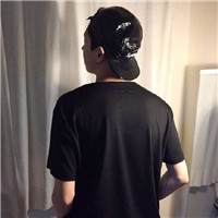 qq男生头像背影戴帽子 男生头像 第4张