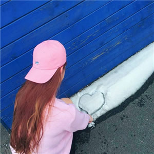微信头像女戴帽子背影 女生头像 第13张