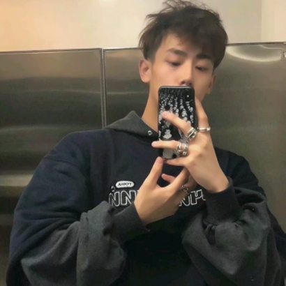 男生用手机挡脸头像 男生头像 第11张