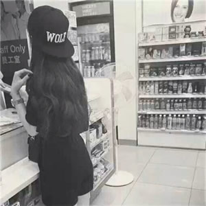 微信头像女戴帽子背影 女生头像 第6张