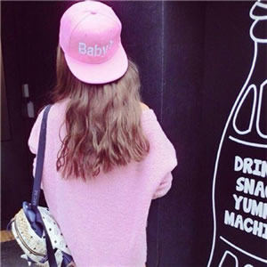 微信头像女戴帽子背影 女生头像 第7张