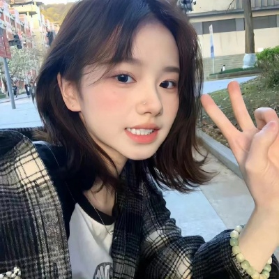 2025女生短发头像,甜美酷飒值得拥有