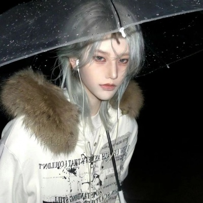 不明显情侣头像一人一半，低调又甜蜜