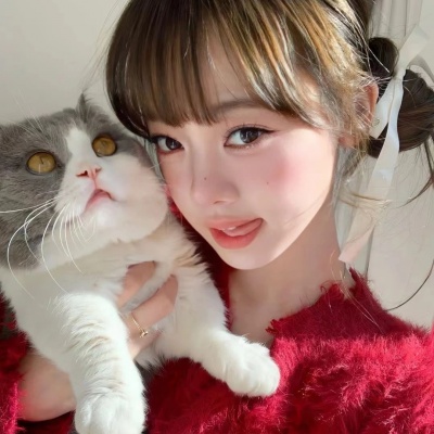 纯欲风抱猫女生头像，萌化你的心！