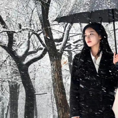 超有氛围感的一男一女冬日雪景真人情侣头像