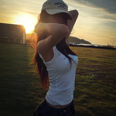 被狠狠拿捏的自由感高级ins女生头像