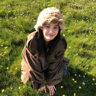 被纯欲青春女生头像美哭