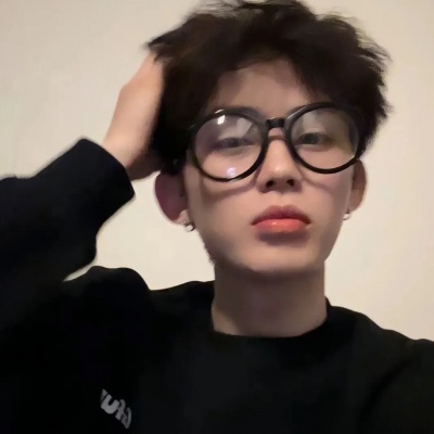 一男一女情侣头像单人不明显，低调又甜蜜