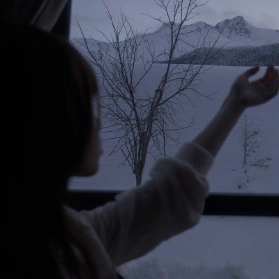 独立自由自我的情绪氛围感女生头像