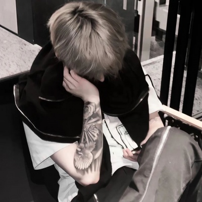 被狠狠拿捏住的情绪感小众男头