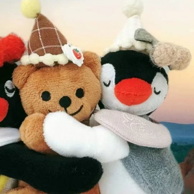 被这对玩偶拥抱情头萌化啦