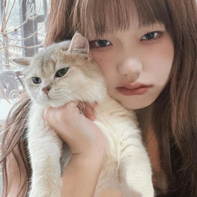 和猫咪合拍的女生头像