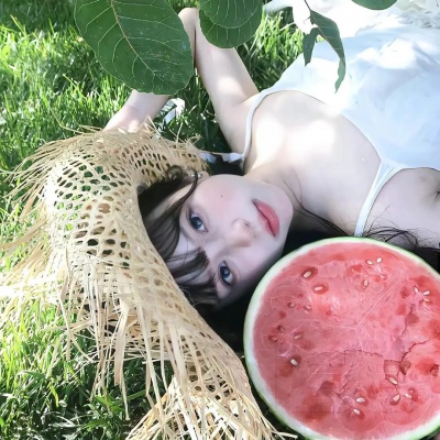 ins风清新意境的明媚感绿色女生头像，温柔氛围感直接拉满