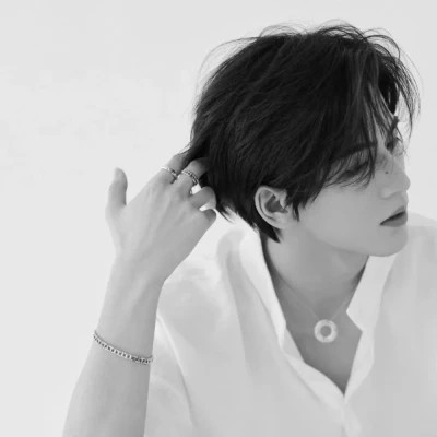 头像男成熟稳重,满满的都是岁月沉淀下来的韵味