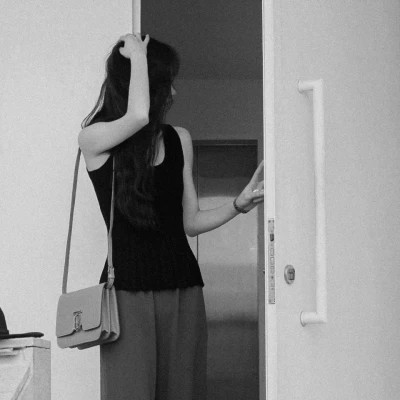 黑白系微信女生头像大全，100 张超有格调