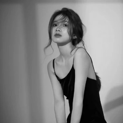 「黑白美女高冷头像」高清合集!冷艳御姐风 / 拽姐范头像无水印下载