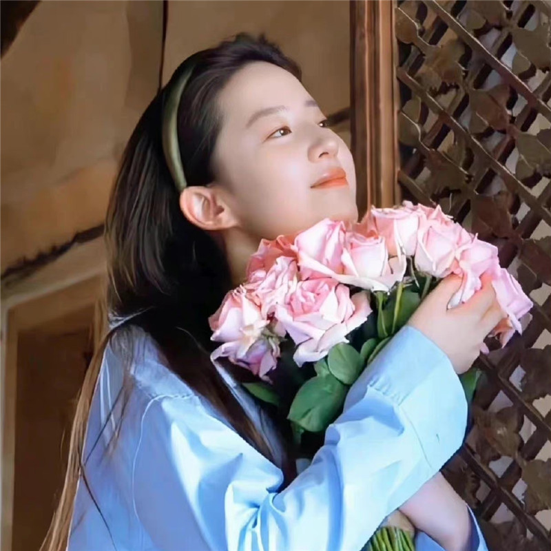  超甜！刘亦菲捧花一男一女情侣头像图片